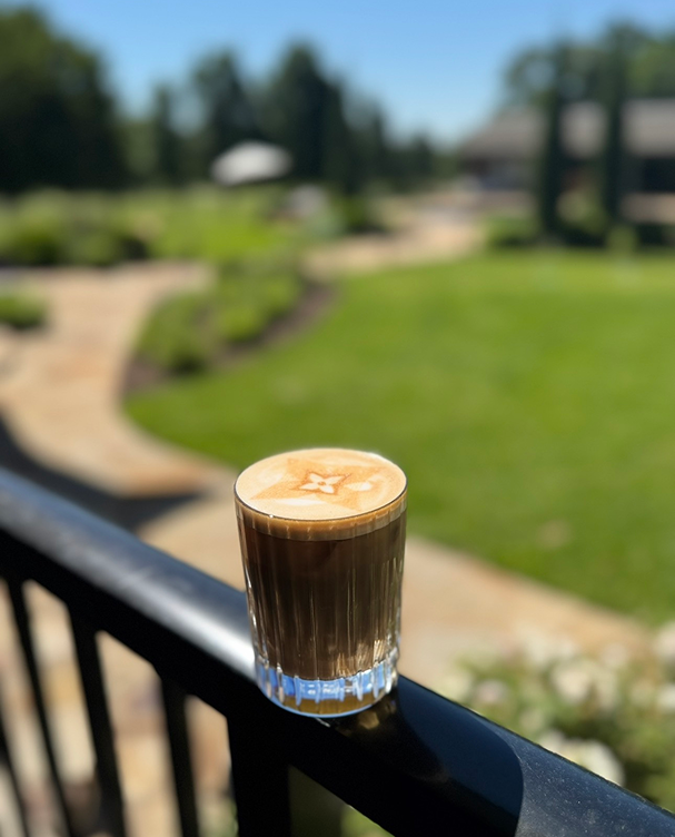 Latte art cortado outdoors
